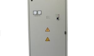 Thyristorgesteuerte Doppelkombistromversorgung 2 x 60V 10A mit Starkladung und im Schrank integrierter Batterie